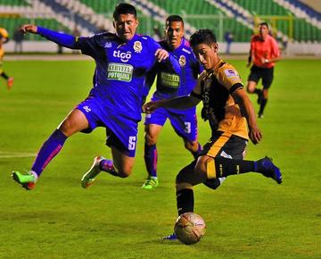 Limbert Méndez trata de quedarse con  el balón ante una arremetida del Tigre.