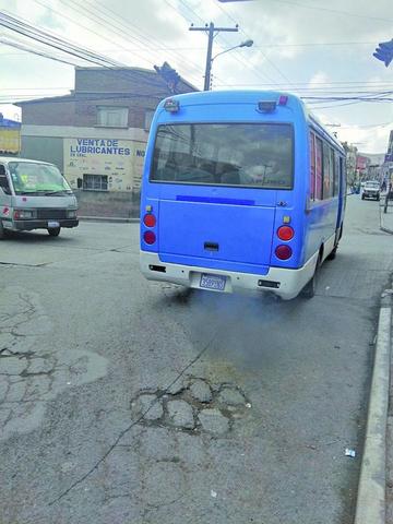 Buses con escape bajo continúan circulando
