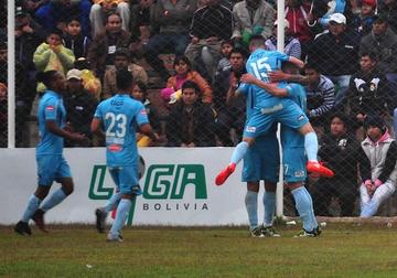 Los celeste festejan el unico gol del partido.