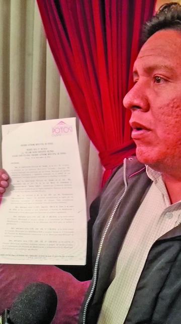 El alcalde al promulgar la nueva ley.