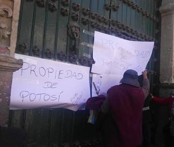 Un grupo de control intentó  sacar a turistas de la Moneda