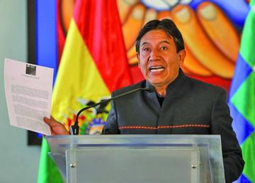 El canciller David Choquehuanca explica los alcances de la planta generadora de energía geotérmica.