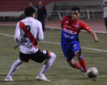 Gerson Gárcia elude la marca del zaguero de la banda roja.