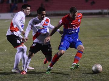 Luis Torrico e Isaías Dury tratan de detener a su rival.