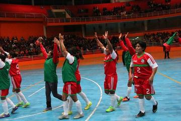 Las jugadoras paceñas festejan su pase a la final.