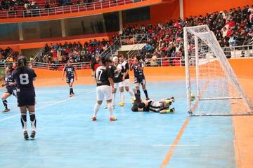 Las potosinas festejan el gol del empate.