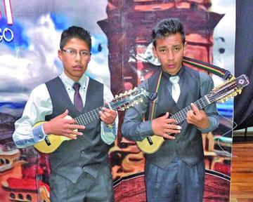 Jóvenes deleitan con el charango