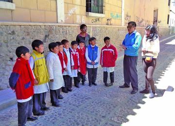 Niños estudiantes pasean en el casco viejo de Potosí