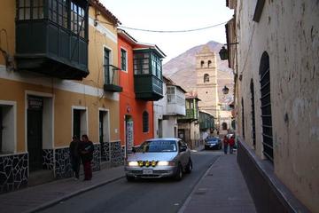 La circulación de vehículos por la calle Tarija continúa