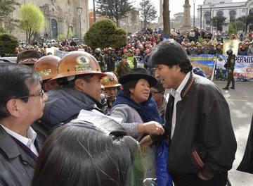 Morales habla con los cooperativistas mineros en la plaza 10 de Noviembre.