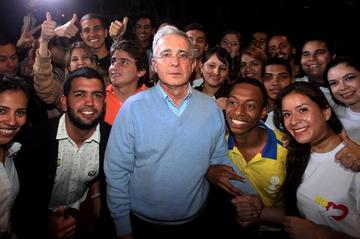 El expresidente Álvaro Uribe festeja con sus seguidores el triunfo del No.