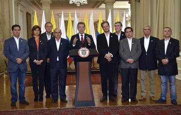 El presidente, junto a su equipo de Gobierno de Colombia, habla para todo el país.