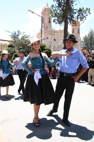 La plaza central acogió al baile.