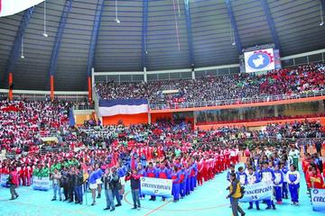 Los estudiantes de las  siete circunscripciones en la inauguración.