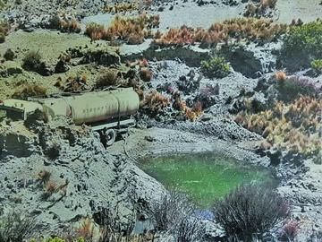 La gente de Caiza D estaría cargando el agua retenida a los cisternas.