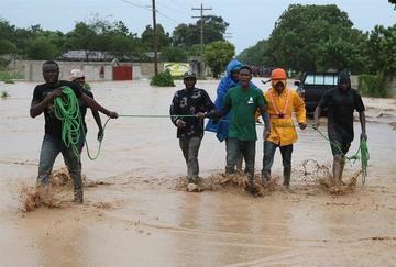Personal de emergencias trabaja durante el paso de Matthew en Font Parissienne en Haití.