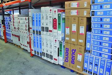 Allanan depósitos y se incautan mercadería 