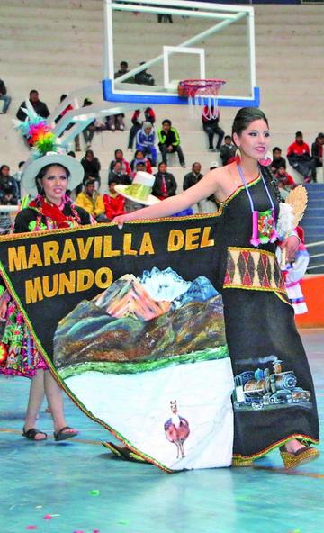 La representante de Uyuni muestra su traje tipico.