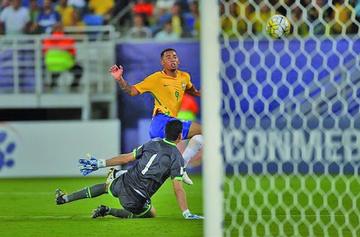 Gabriel Jesus (d) de Brasil anota frente el arquero Carlos Lampe.