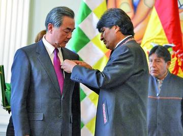 Wang Yi, canciller de China y Evo Morales, presidente de Estado Plurinacional de Bolivia.