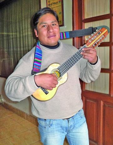 Dulfredo Tola se presenta en concierto de charango