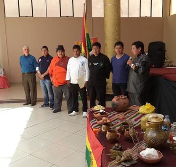 Varios chefs antes de compartir el sabroso charquekan.