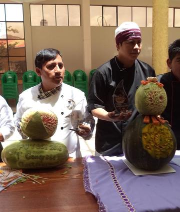 Los ganadores del concurso de tallado José Puño y Freddy Zárate.