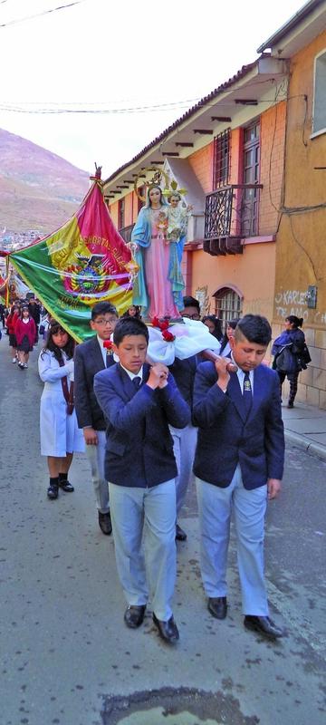 Una virgen cargada por jóvenes.
