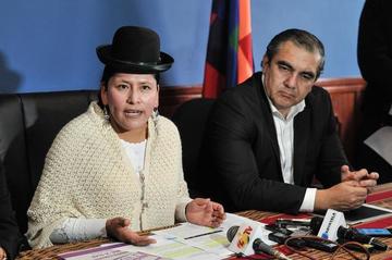 La titular del ministerio de Justicia, Virginia Velasco y el ministro de Autonomías, Hugo Siles.