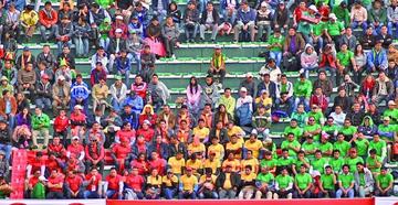 Las gradas del estadio se tiñieron de la tricolor nacional.