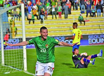 Pablo Escobar festeja el primer gol del compromiso.