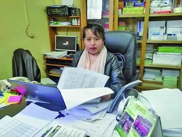 La secretaria general de la ACOP, Elizabeth Ugarte proporciona la información.