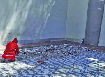 Inician el cambio de losetas en el cementerio