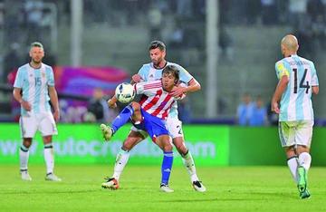 Argentina cae y se atasca en puesto de repesca 