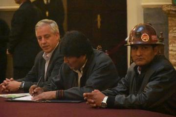 Álvaro García Linera y Evo Morales junto al ejecutivo de los trabajadores, Guido Mitma.