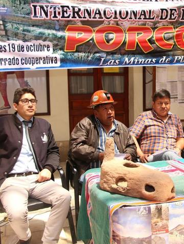 Daniel Oropeza, el alcalde de Porco Freddy Lugo y Hubert Huayta.