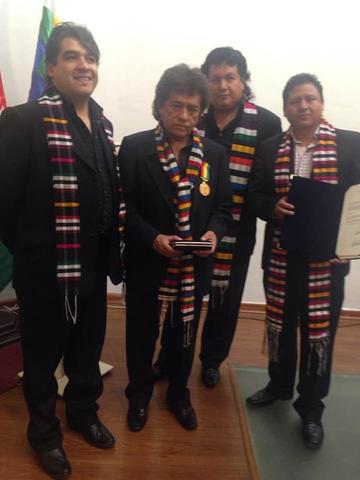 Senado condecora al  grupo Savia Andina