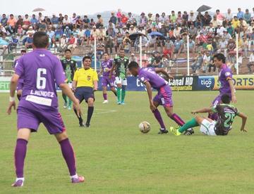 Wilder Salazar escapa con el balón, mientras su rival pide falta.