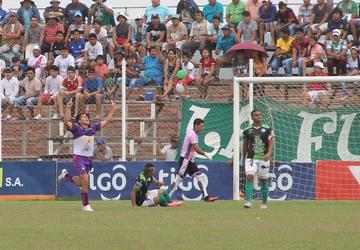 Carlos Saucedo (i) festeja su primer tanto con la divisa realista.