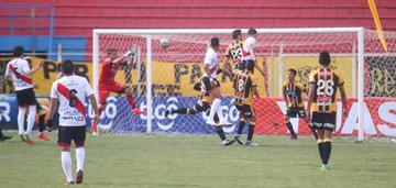 Daniel Vaca despeja el balón con los puños tras un centro de la banda roja.