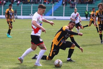 Bruno Pascua trata de pasar la marca de su rival.