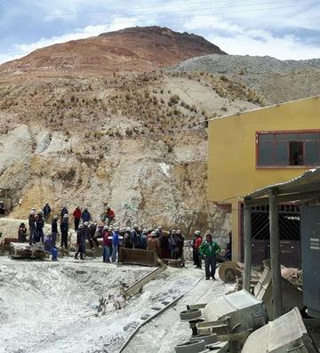 Los mineros mantienen vigilia en el yacimiento minero.