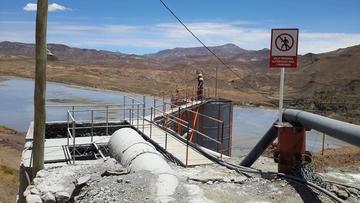 El dique de colas de San Antonio provee el agua a los ingenios asociados.
