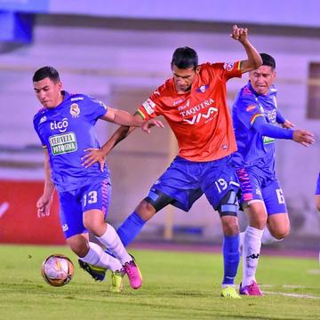 Gilbert Álvarez es custodiado por dos jugadores realistas.
