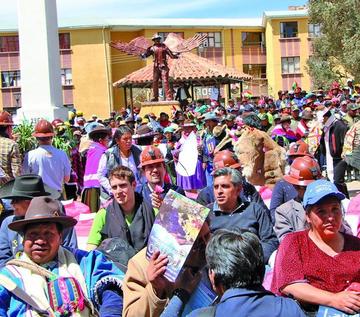 El acto en la plaza central de la población.