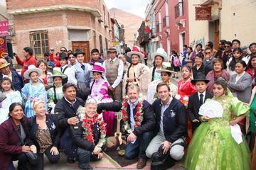 Los historiadores con los personajes de la colonia.