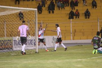 Bruno Pascua (c) celebra tras anotar su gol.