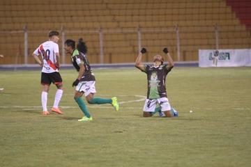 Los jugadores de Petrolero festejan ante la desazón del equipo de los altos de San Juan.