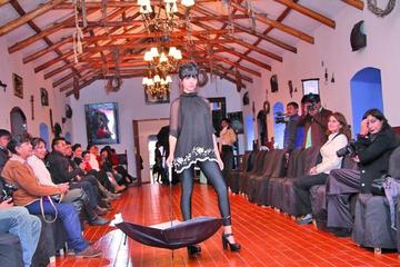 Muestran moda y costura en Cayara