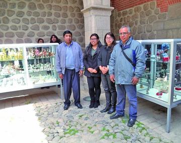 Exhiben artesanía sobre las llamitas
